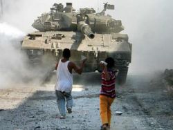 ילדים פלשתינים וטנק בג'נין [צילום: AP]
