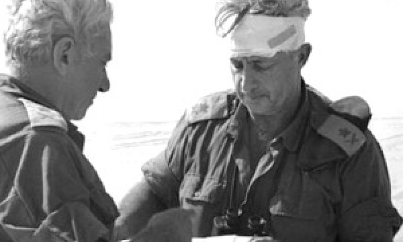 אריאל שרון וחיים בר לב בחזית הדרום [צילום: AP]