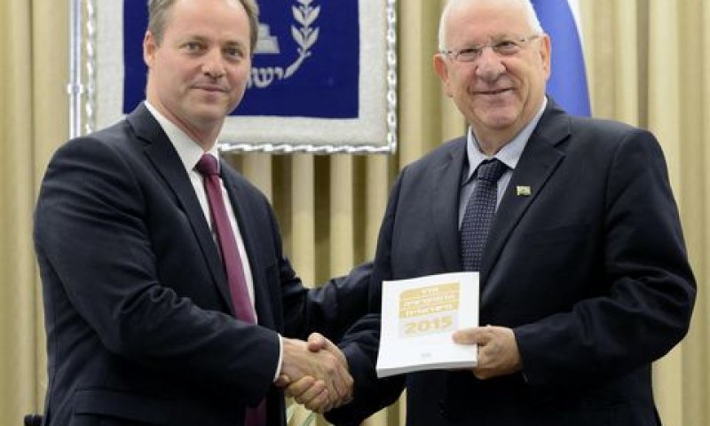 הנשיא ריבלין מקבל את הדוח מראש המכון יוחנן פלסנר [צילום: מרק ניימן/לע"מ]