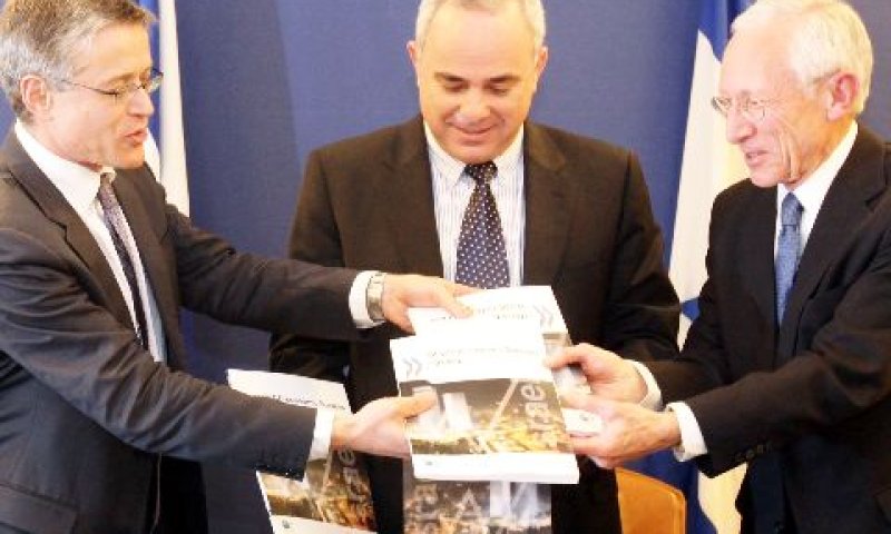 פישר ושטייניץ מקבלים את הדוח. תמיכה בהמלצות טרכטנברג [צילום: פלאש 90]