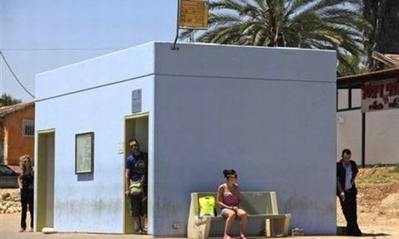 תחנת אוטובוס ממוגנת בשדרות [AP]
