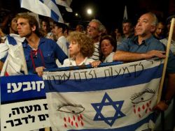 מפגינים מול בית רה"מ