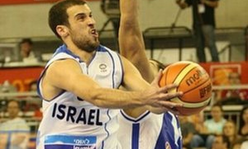 יותם הלפרין מתקשה מול היוונים