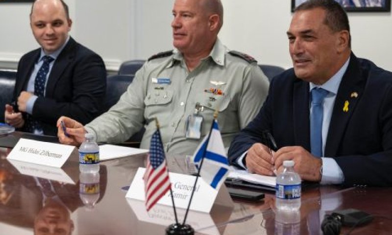 אייל זמיר בפגישה עם תת מזכיר ההגנה למדיניות (בפועל) אמנדה דורי [צילום: משרד ההגנה האמריקני]