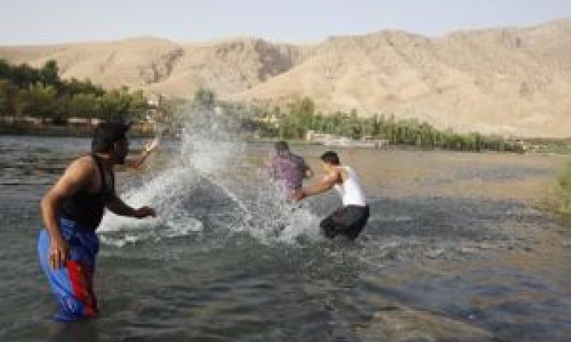 תיירים זרים ומקומיים באתר שבו נראו שלושת האמריקנים בפעם האחרונה, 260 ק"מ צפון-מזרחית לבגדד [צילום: AP]