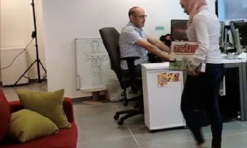 בתאגיד עבודה כרגיל [צילום: כאן]