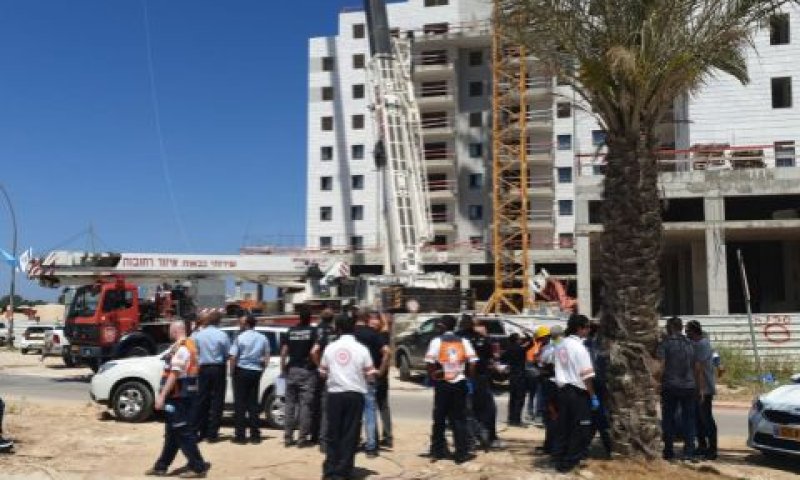 זירת קריסת המנוף באתר ביבנה [צילום: דוברות משטרת ישראל]