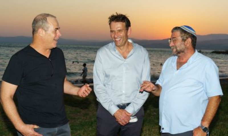 חיים רוקח ראש המועצה האזורית גולן, אמיר הלוי מנכ"ל משרד התיירות ועידן גרינבאום יו"ר איגוד ערים כינרת [צילום: JINIFIX]