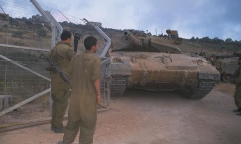 טנק וצא מלבנון דרך שער פאטמה [צילום: אלפי בן-יעקב/לע"מ]