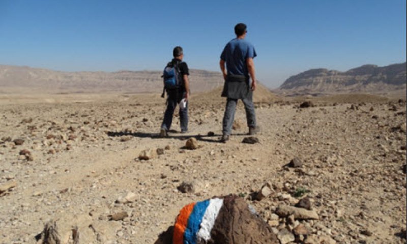 מטיילים בשביל ישראל במכתש הקטן [צילום: דב גרינבלט, החברה להגנת הטבע]