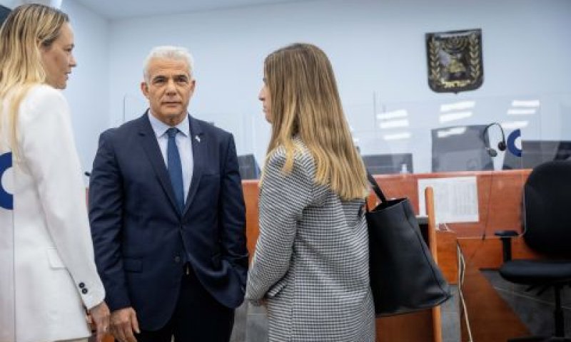לפיד היום בבית המשפט [צילום: יונתן זינדל, פלאש 90]