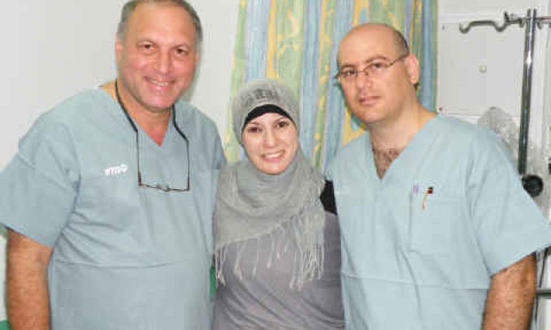 המנתח פרופ' ירון הר שי (עומד משמאל), ד"ר עיסה מטאנס ורשא לאחר הניתוח [צילום: אלי דדון]