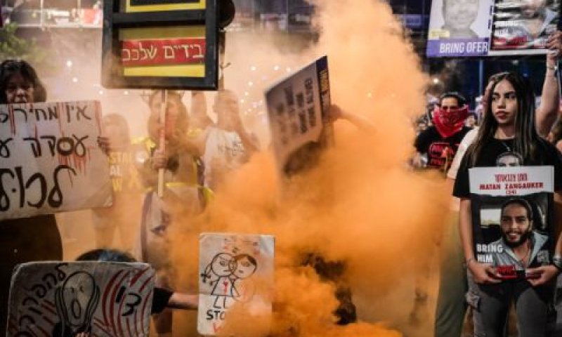 הפגנה מול הקריה לתמיכה בעסקה [צילום: אבשלום ששוני/פלאש 90]