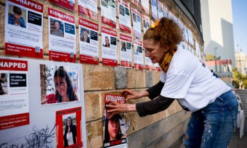 תמונות החטופים על קיר מחוץ למשרד הביטחון [צילום: חיים גולדברג/פלאש 90]