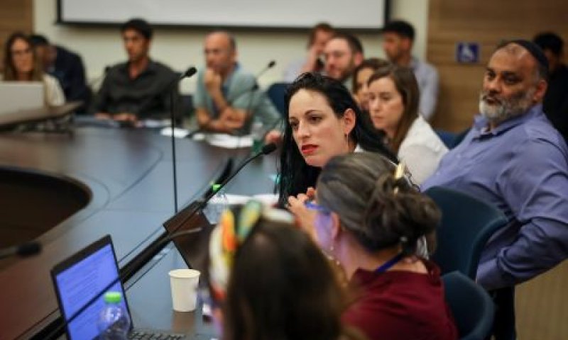 פעם בחודש עדכון במסרון [צילום: נועם מושקוביץ/דוברות הכנסת]