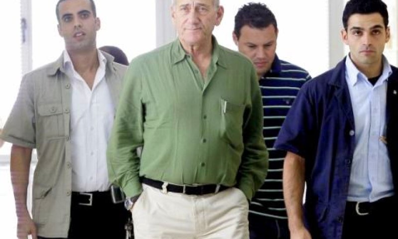 אולמרט. הגיע מלווה במאבטחים של השב"כ [צילום: פלאש 90]