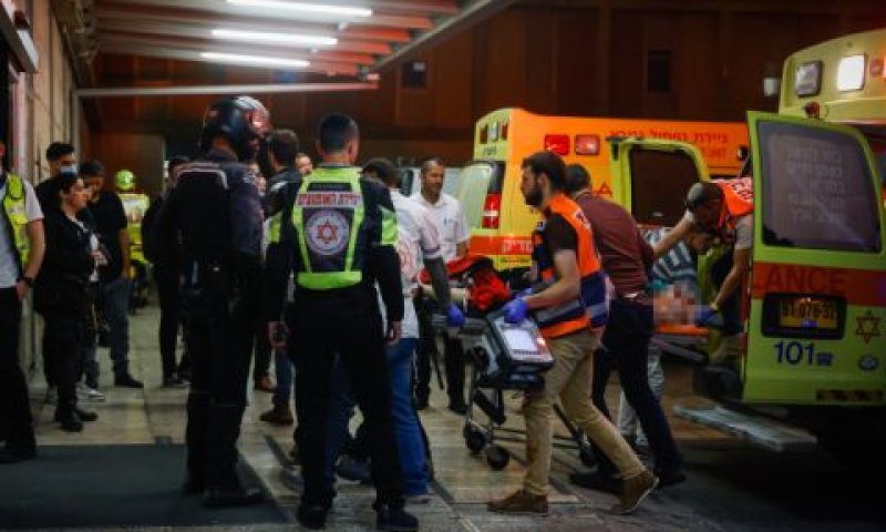 הגעת פצועי פיגוע הירי בחברון לבית החולים הדסה עין כרם [צילום: אוליביה פיטוסי/פלאש 90]