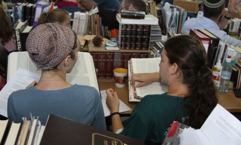 שינוי ניכר ביחס ללימוד תורה לנשים [צילום: גרשון אלינסון, פלאש 90]