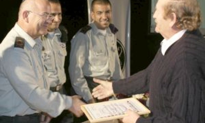 האלוף יאיר נווה מעניק תעודת הוקרה לאחד המתנדבים [צילום: דו"צ]