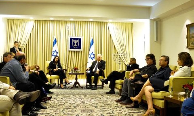 ריבלין, רגב ונציגי האמנים [צילום: דוברות בית הנשיא]
