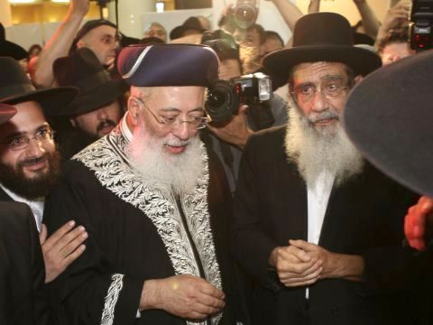 הרב עמאר בחתונת בתו של בניזרי בחודש שעבר [צילום: פלאש 90]