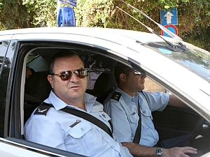 החוקרים מגיעים למעונו של רה"מ