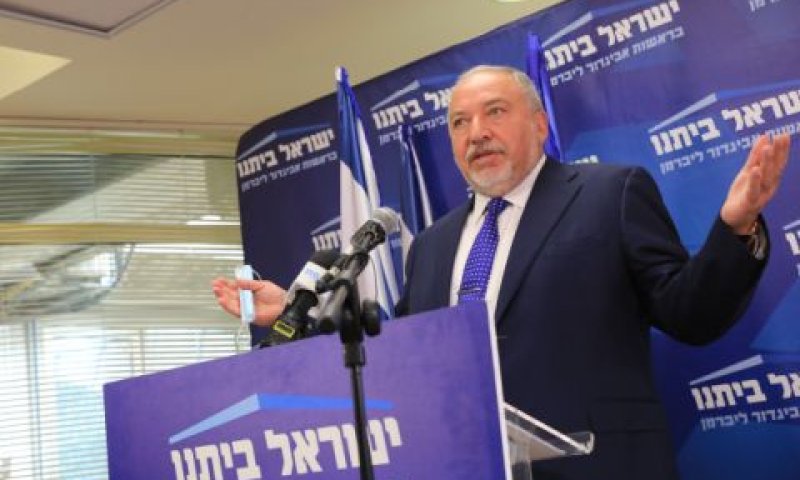 אביגדור ליברמן בפתח ישיבת הסיעה [צילום: אוליביה פיטוסי/פלאש 90]