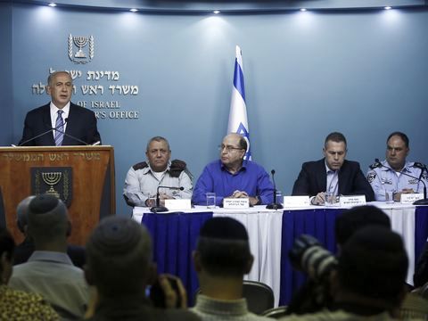 מימין לשמאל: בנצי סאו, גלעד ארדן, משה יעלון, גדי איזנקוט, בנימין נתניהו [צילום: יונתן זינדל/פלאש 90]