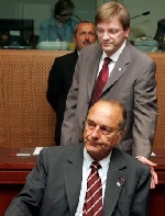 ראש ממשלת בלגיה, מועמדם של צרפת וגרמניה לנשיאות הנציבות האירופית מברך את נשיא צרפת [צילום AP]