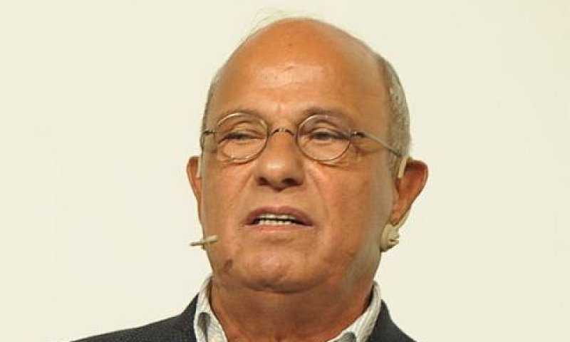 במרכז הבימה. שלמה אליהו [צילום: יח"צ]