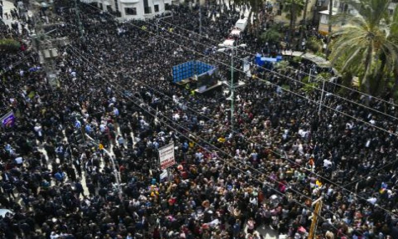 המונים בהלווית קניבסקי בבני ברק [צילום: אריה לייב אברמס/פלאש 90]