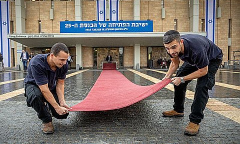 השטיח האדום ערוך ומוכן לטקס [צילום: יונתן זינדל/פלאש 90]
