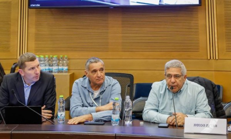 אורי דורמן מזכ"ל התאחדות החקלאים, ירון בלחסן יו"ר ארגון מגדלי הפירות ויובל ליפקין ממשרד החקלאות [צילום: דוברות הכנסת]