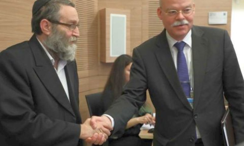 יו"ר ועדת הכספים - משה גפני, ושגריר גרמניה בישראל - ד"ר קלמנס פון גטצה [צילום: איציק הררי/דוברות הכנסת]