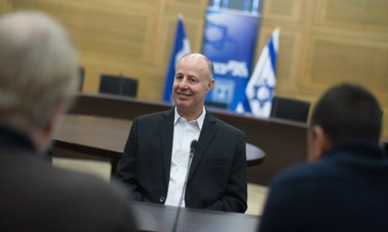 הנגבי. עיון בחומרים [צילום: יונתן זינדל/פלאש 90]