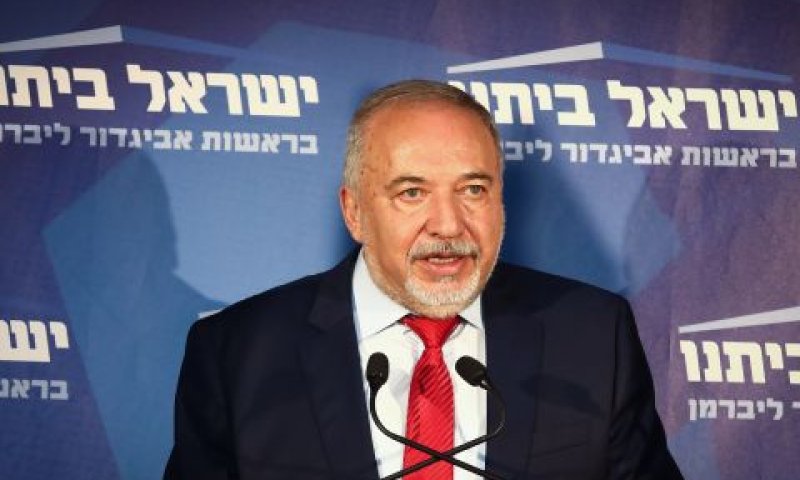 ליברמן. ויסקי או יין ליום ההולדת [צילום: יוסי אלוני, פלאש 90]
