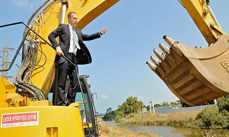 השר גלעד ארדן בעת תחילת העבודות [צילום: שי פרנקו, באדיבות רשות נחל הקישון]