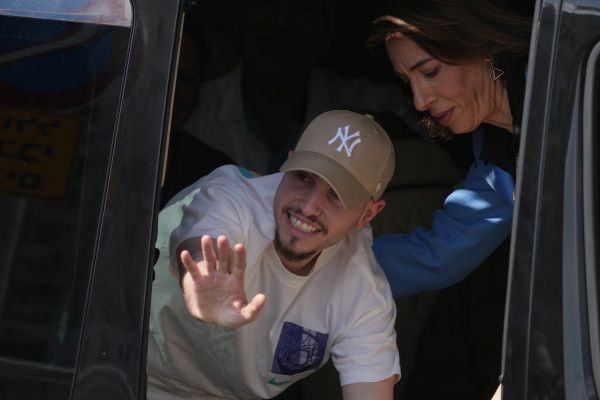 איתן מור בדרכו לבית החולים בילינסון [צילום: אריאל שליט/AP]