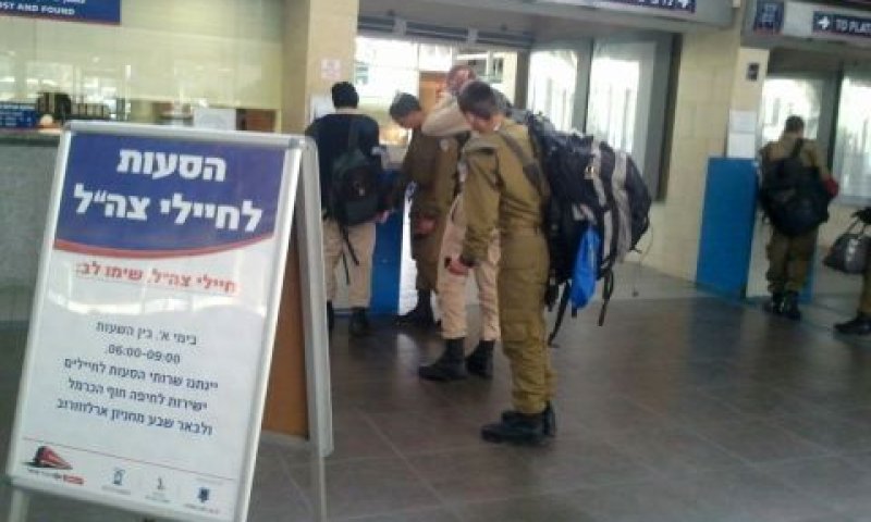 חיילים ממתינים בתור למכונה