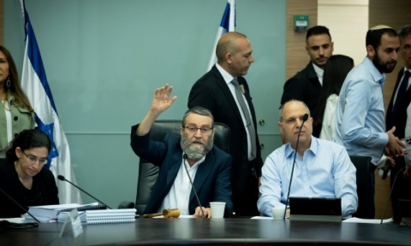 יו"ר ועדת הכספים, משה גפני, היום בהצבעות [צילום: יונתן זינדל, פלאש 90]