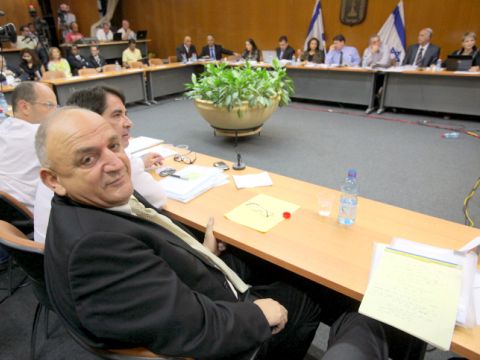 ישלם יותר על תמר ועל ים תטיס. יצחק תשובה בדיון בכנסת בנושא העלאת התמלוגים [צילום: פלאש 90]