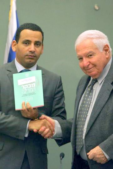 המבקר מגיש את הדוח ליו"ר הוועדה לביקורת המדינה יואל חסון [צילום: פלאש 90]