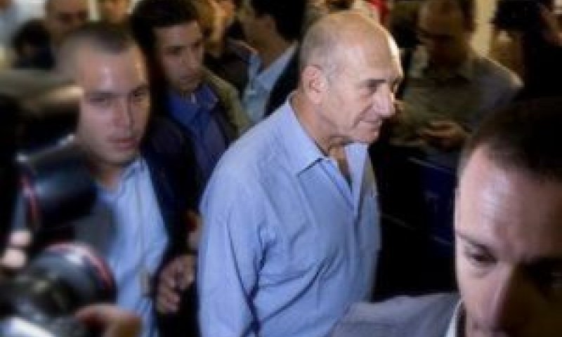 אולמרט, בפתח בית המשפט [AP]