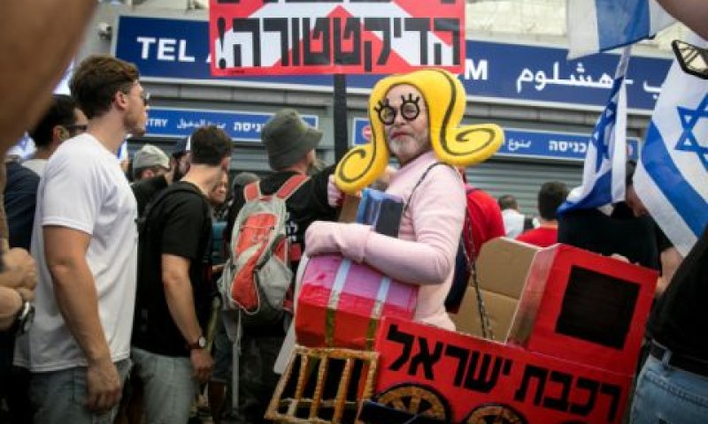 הפגנה נגד הממשלה בתחנת רכבת בת"א [צילום: מרים אלסטר/פלאש 90]