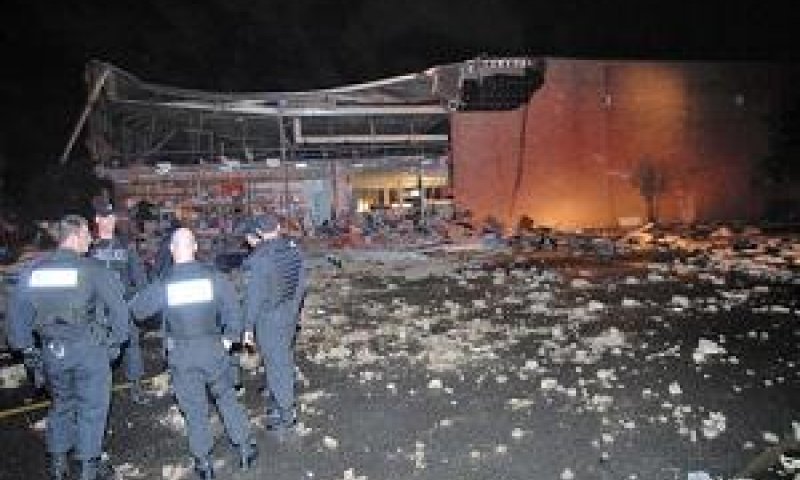 הסופה עקרה את הקיר. קניון בעיר ממפיס אחרי טורנדו(צילום AP)