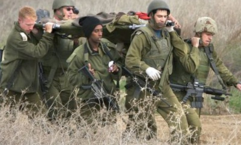החייל הפצוע מפונה לטיפול רפואי [צילום: AP]