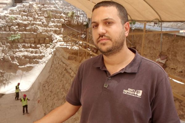 מנהל החפירה איתמר ברקו [צילום: אמיל אלג'ם/רשות העתיקות]