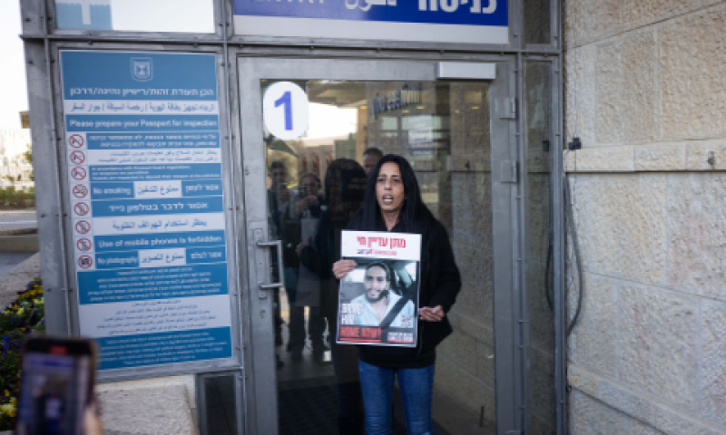 עינב צנגאוקר מפגינה בכניסה לכנסת [צילום: חיים גולדברג/פלאש 90]