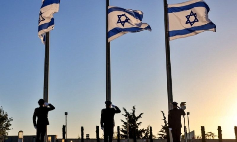 דגלי הלאום ברחבת הכנסת, הערב [צילום: נועם מושקוביץ, דני שם טוב, דוברות הכנסת]