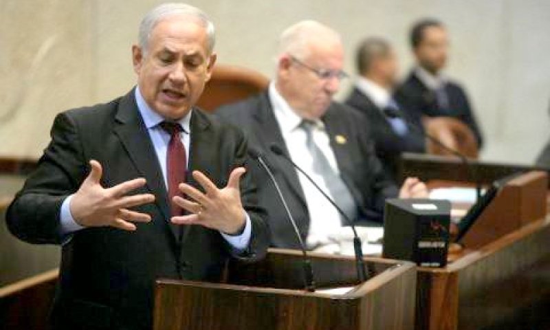 נתניהו מעל דוכן הכנסת [צילום: פלאש 90]
